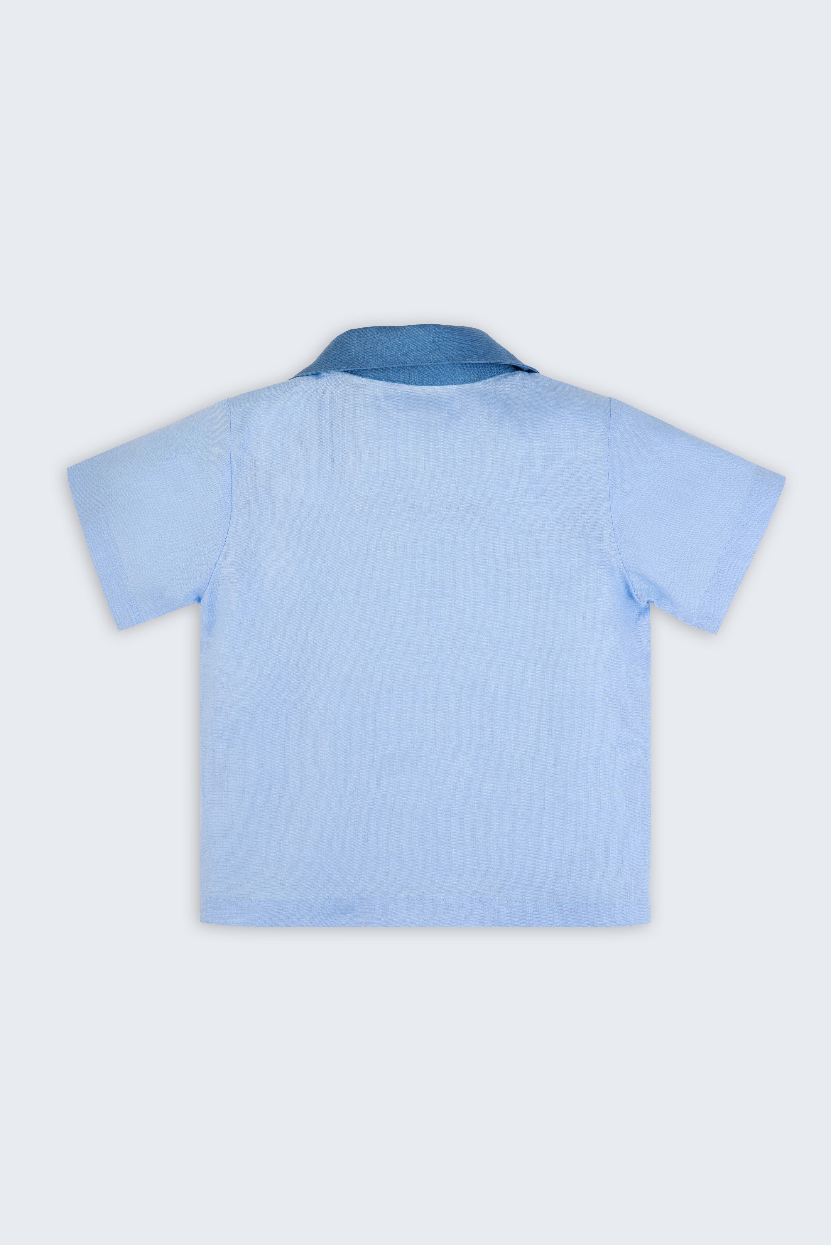 Camisa infantil em linho azul claro com bordado Yellow Submarine, vista de costas