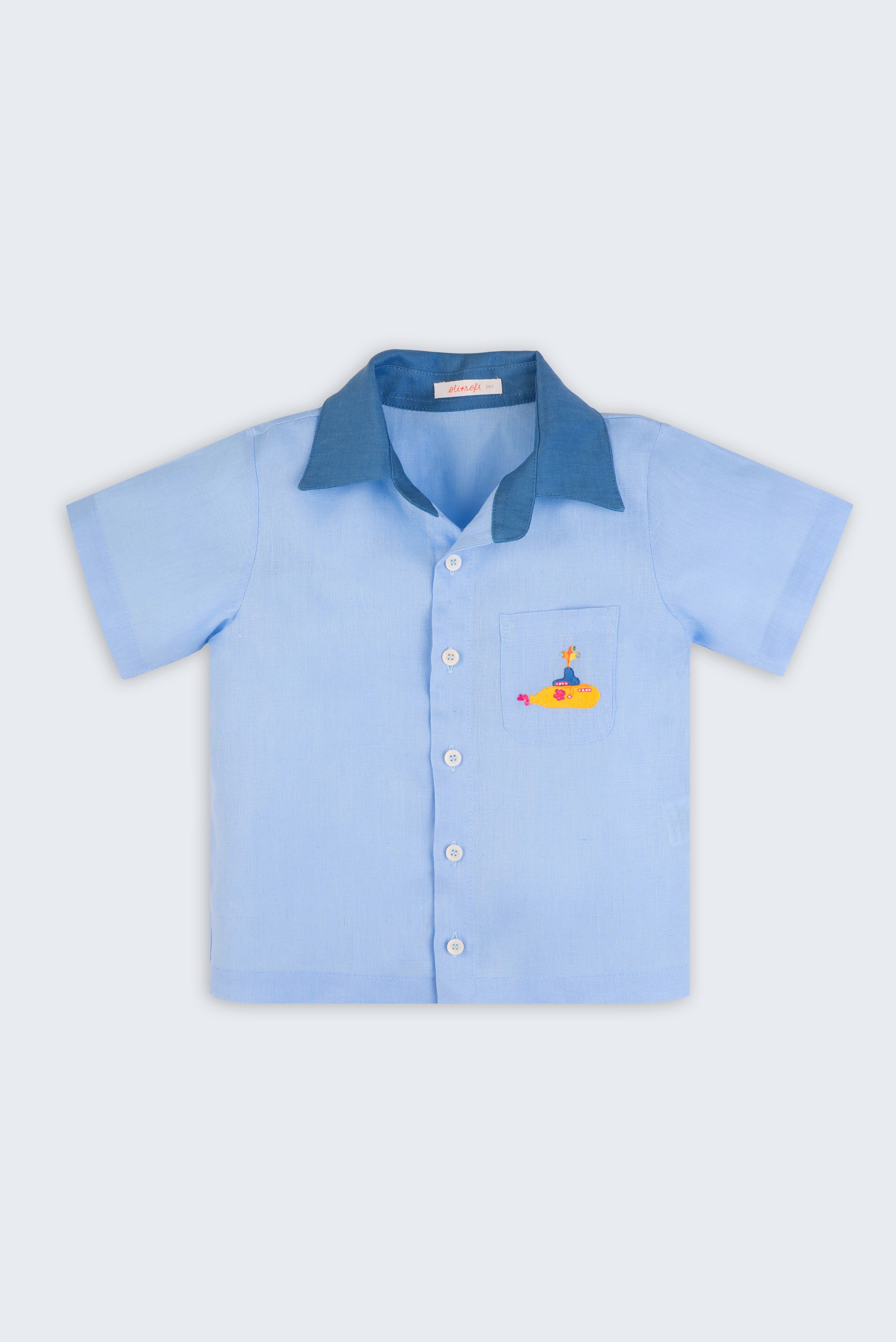 Camisa infantil em linho azul claro com bordado Yellow Submarine, vista de frente