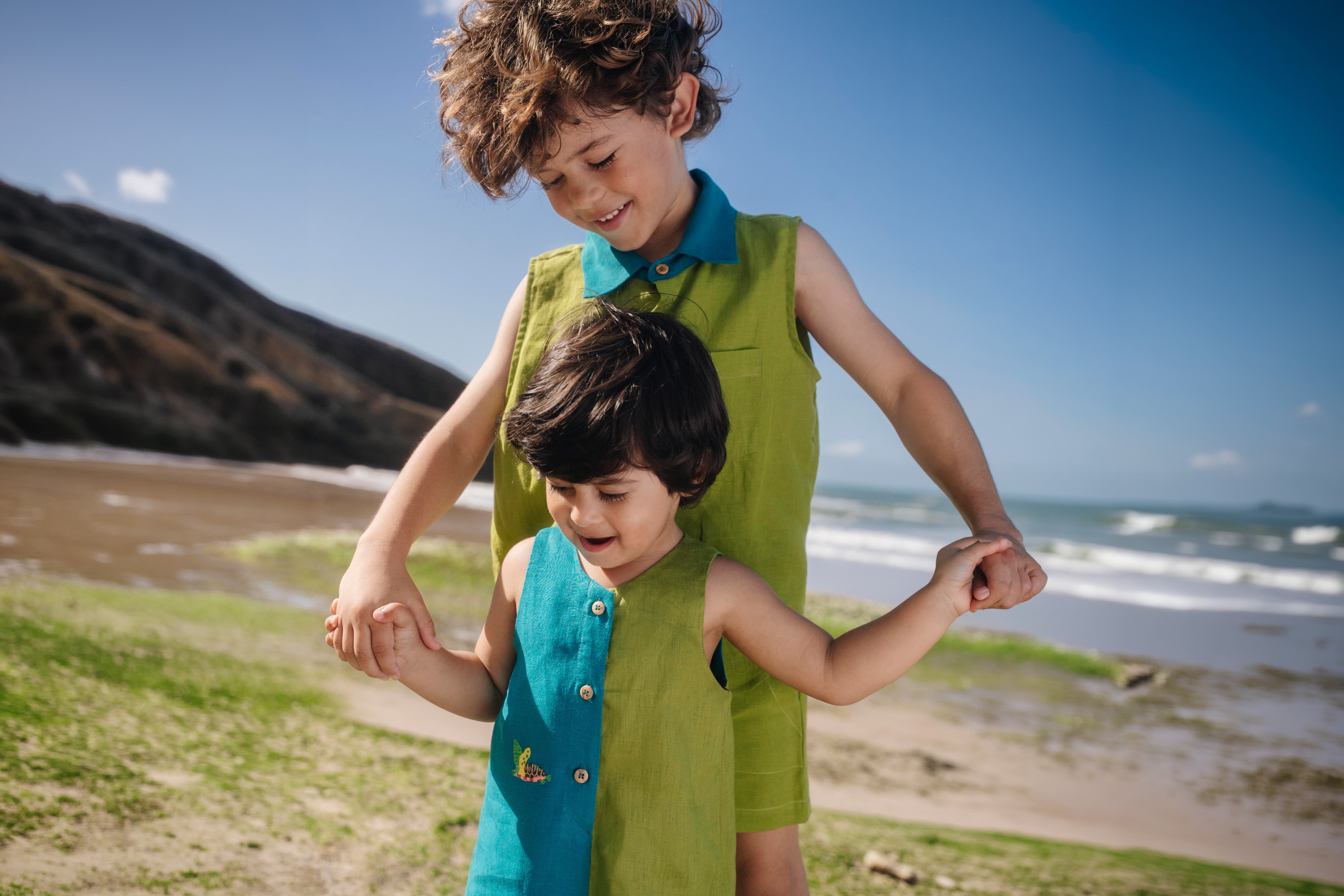 Roupa de irmãos combinando: como vestir os dois sem uniformizar