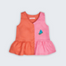 Bata Lola infantil em 100% linho rosa e coral, vista frontal, com botões, barra franzida e bordado de araras-azuis.