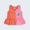 Bata Lola infantil em 100% linho rosa e coral, vista frontal, com botões, barra franzida e bordado de araras-azuis.