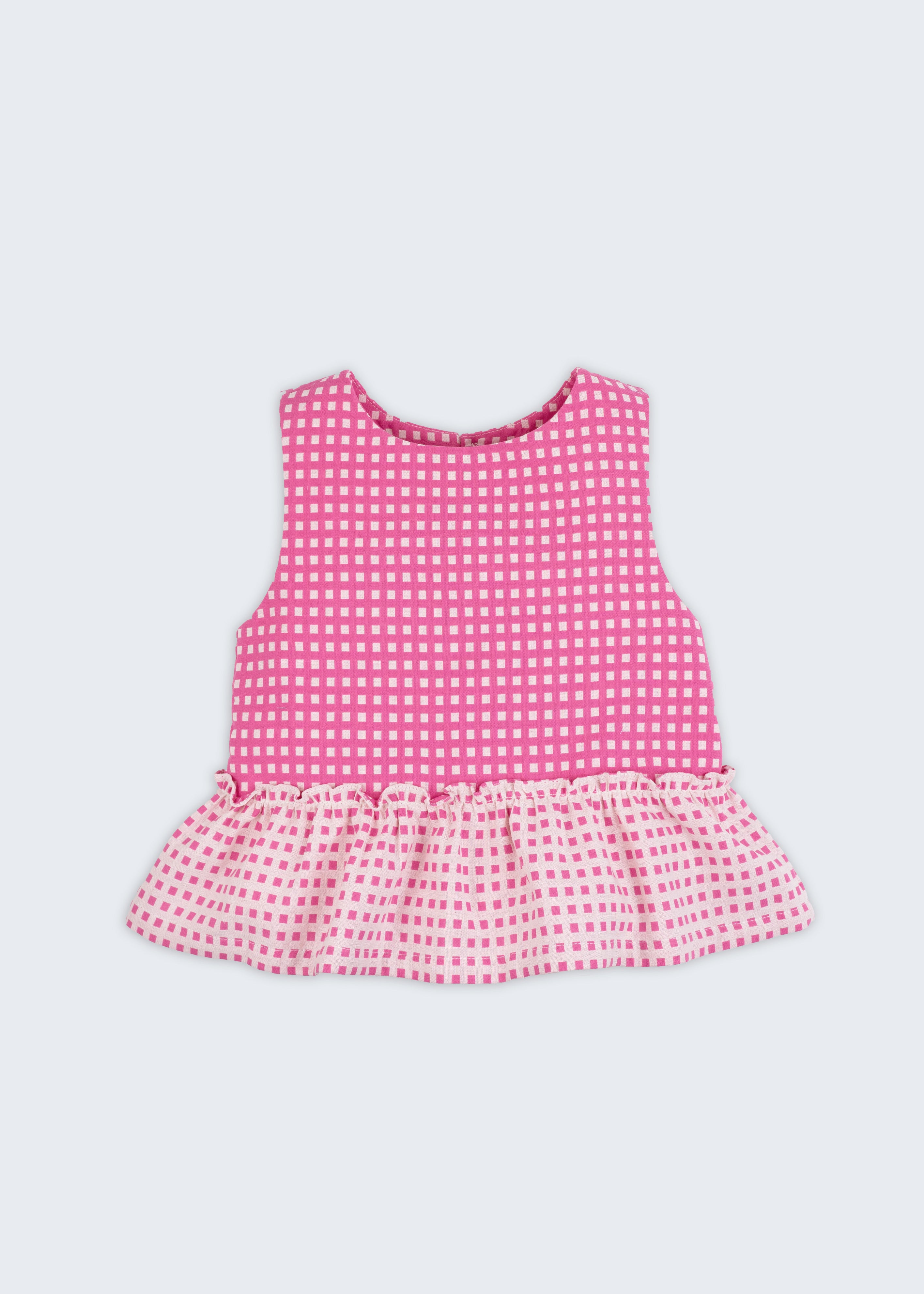 Bata infantil para menina em algodão BCI com estampa xadrez vichy rosa e babado, vista de frente.
