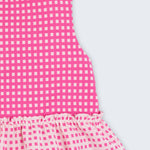 Bata infantil para menina em algodão BCI com estampa xadrez vichy rosa e babado, vista de frente em detalhe.
