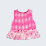 Bata infantil para menina em algodão BCI com estampa xadrez vichy rosa e babado, vista de frente.