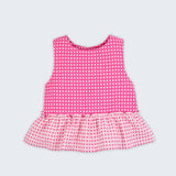 Bata infantil para menina em algodão BCI com estampa xadrez vichy rosa e babado, vista de frente.