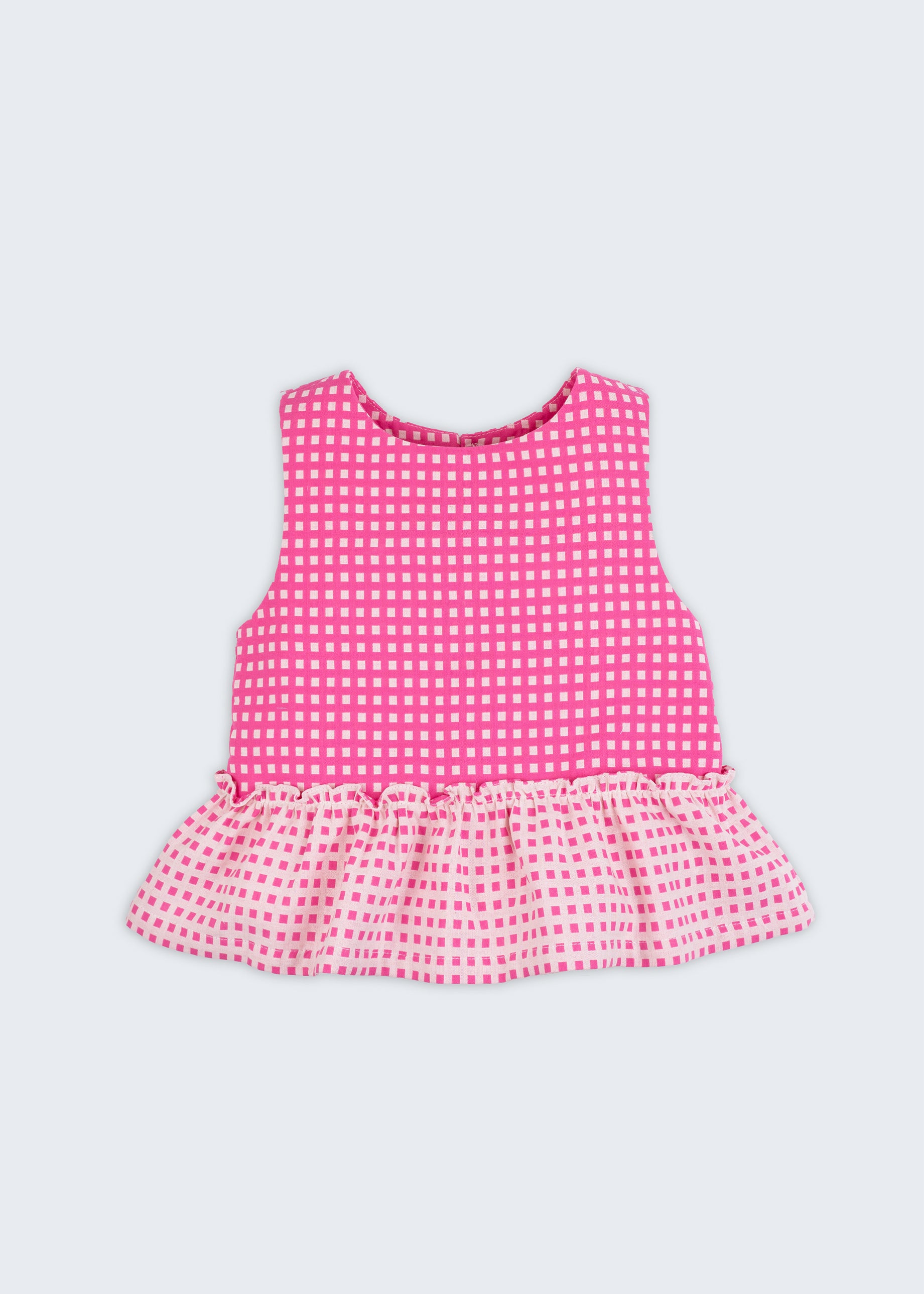 Bata infantil para menina em algodão BCI com estampa xadrez vichy rosa e babado, vista de frente.