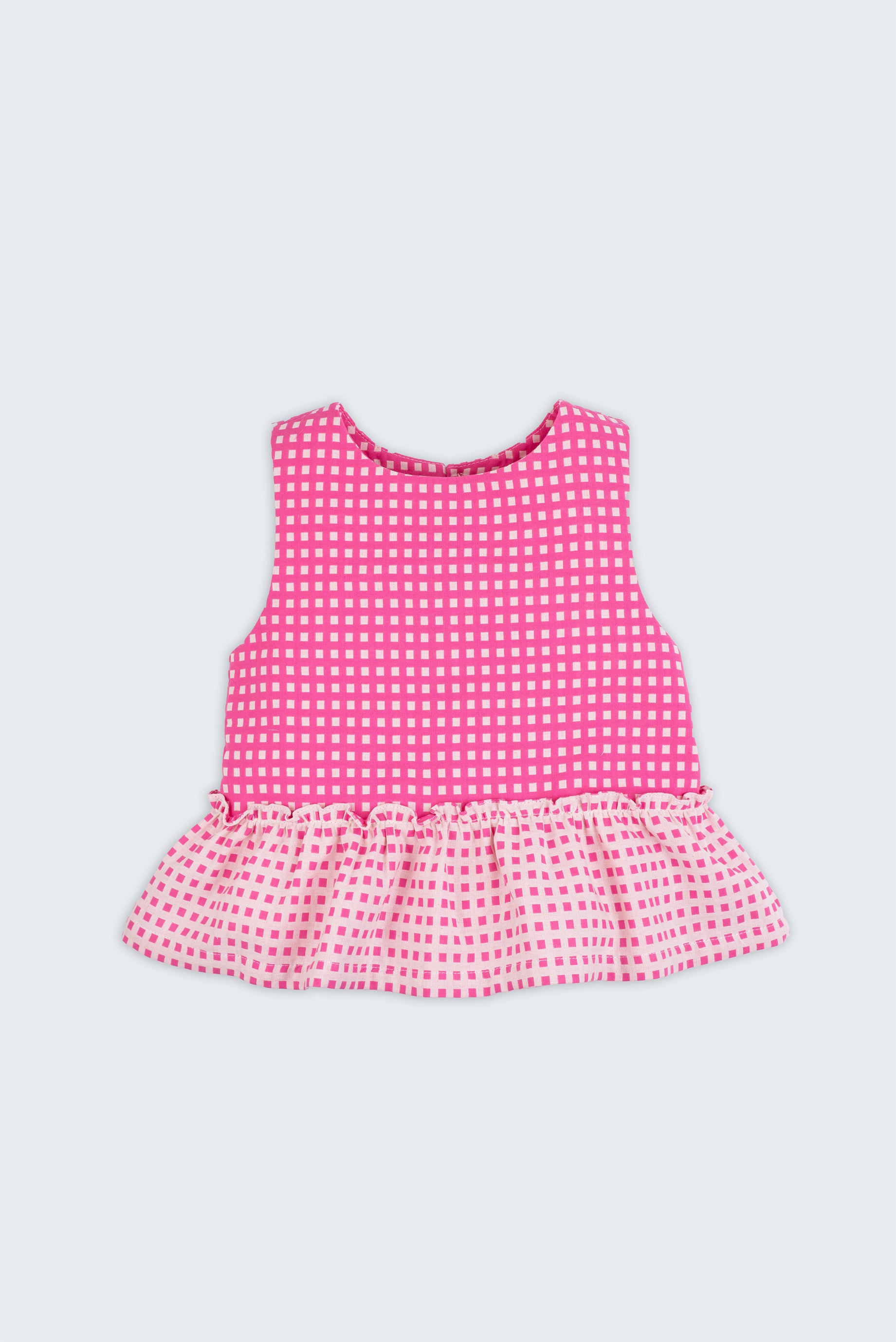 Bata infantil para menina em algodão BCI com estampa xadrez vichy rosa e babado, vista de frente.