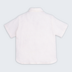 Costas de camisa feminina em linho branco com modelagem leve e caimento natural