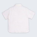 Costas de camisa feminina em linho branco com modelagem leve e caimento natural