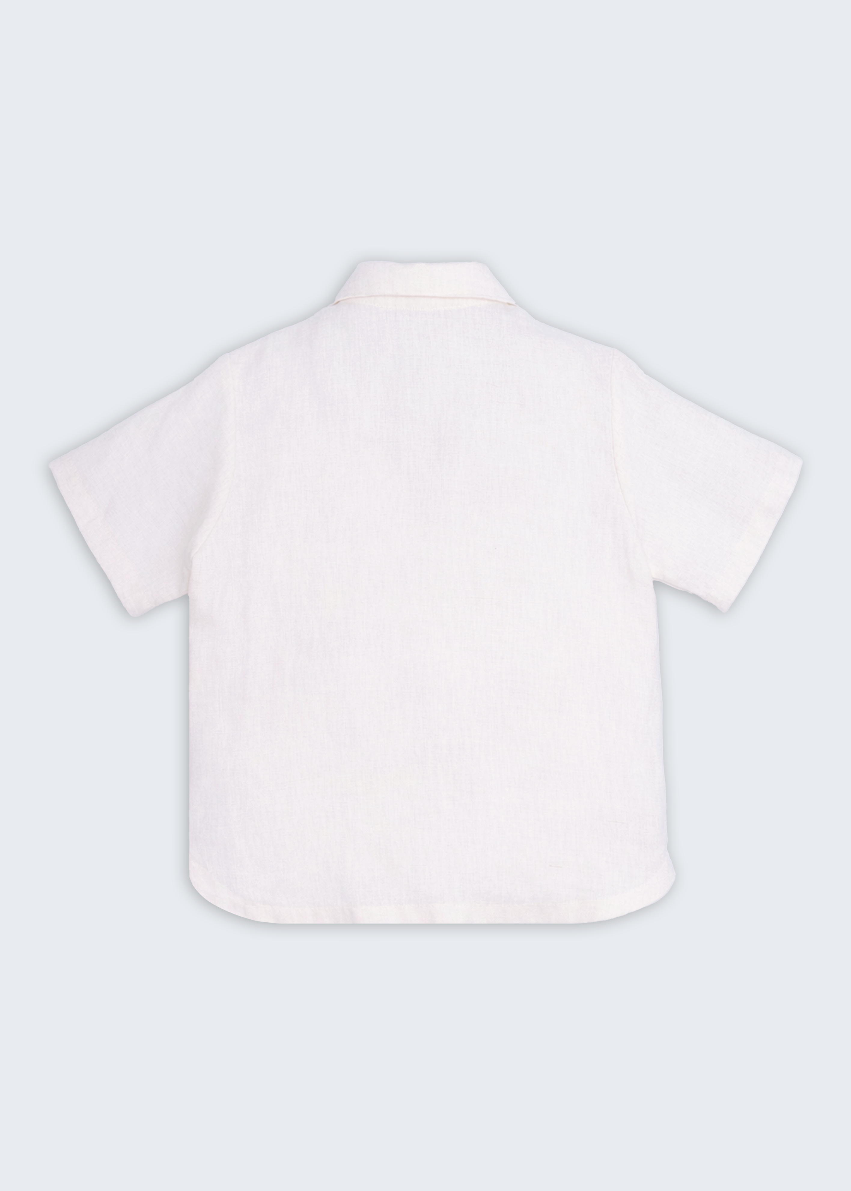 Costas de camisa feminina em linho branco com modelagem leve e caimento natural