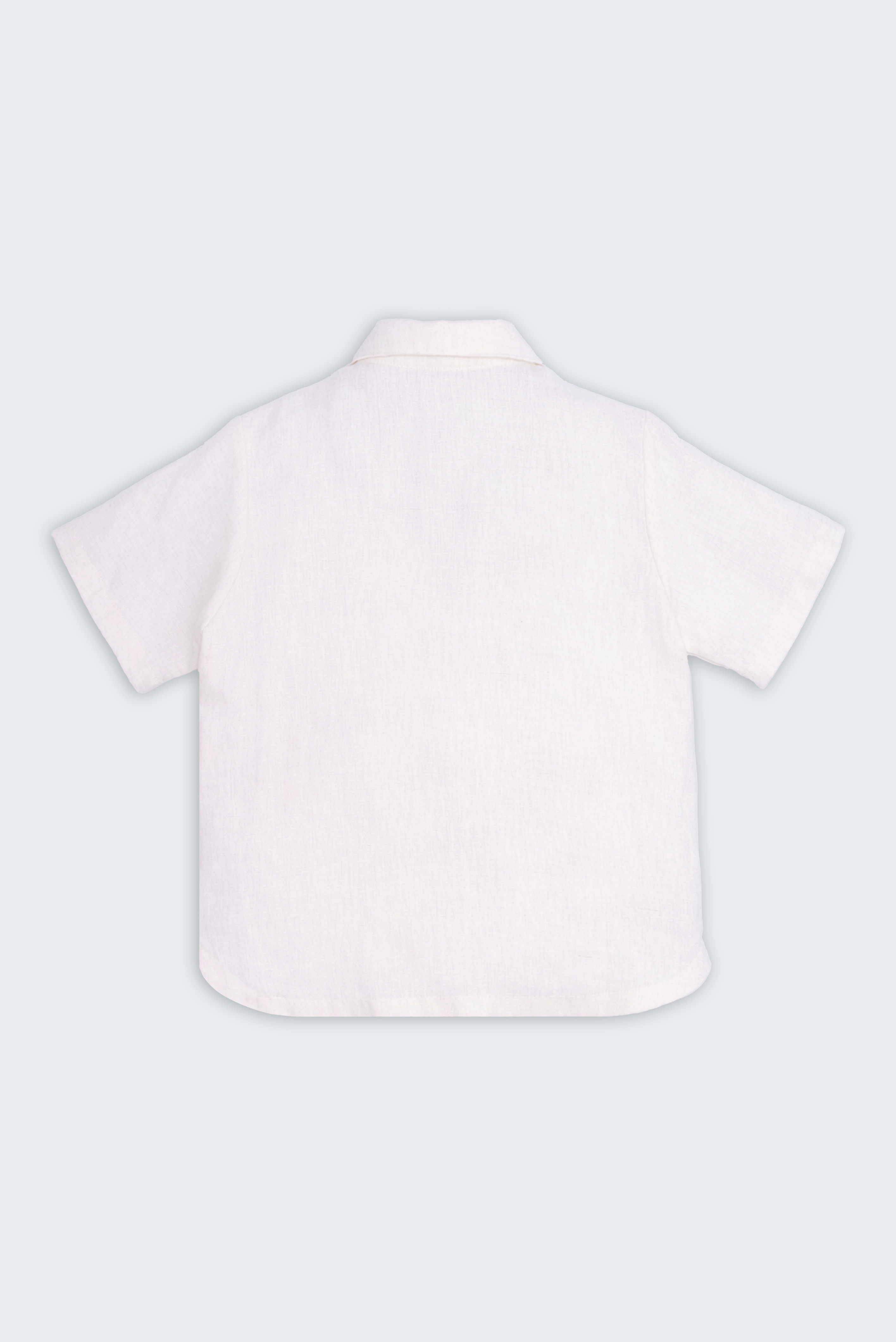 Costas de camisa feminina em linho branco com modelagem leve e caimento natural