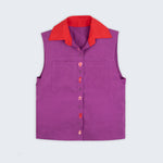 Camisa em linho roxo com gola vermelha contrastante e bordados à mão de elementos do mar entre os botões, vista de frente em still.