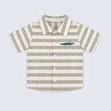Camisa infantil menino listrada verde oliva e off-white com manga curta e bordado de jacaré vista frontal