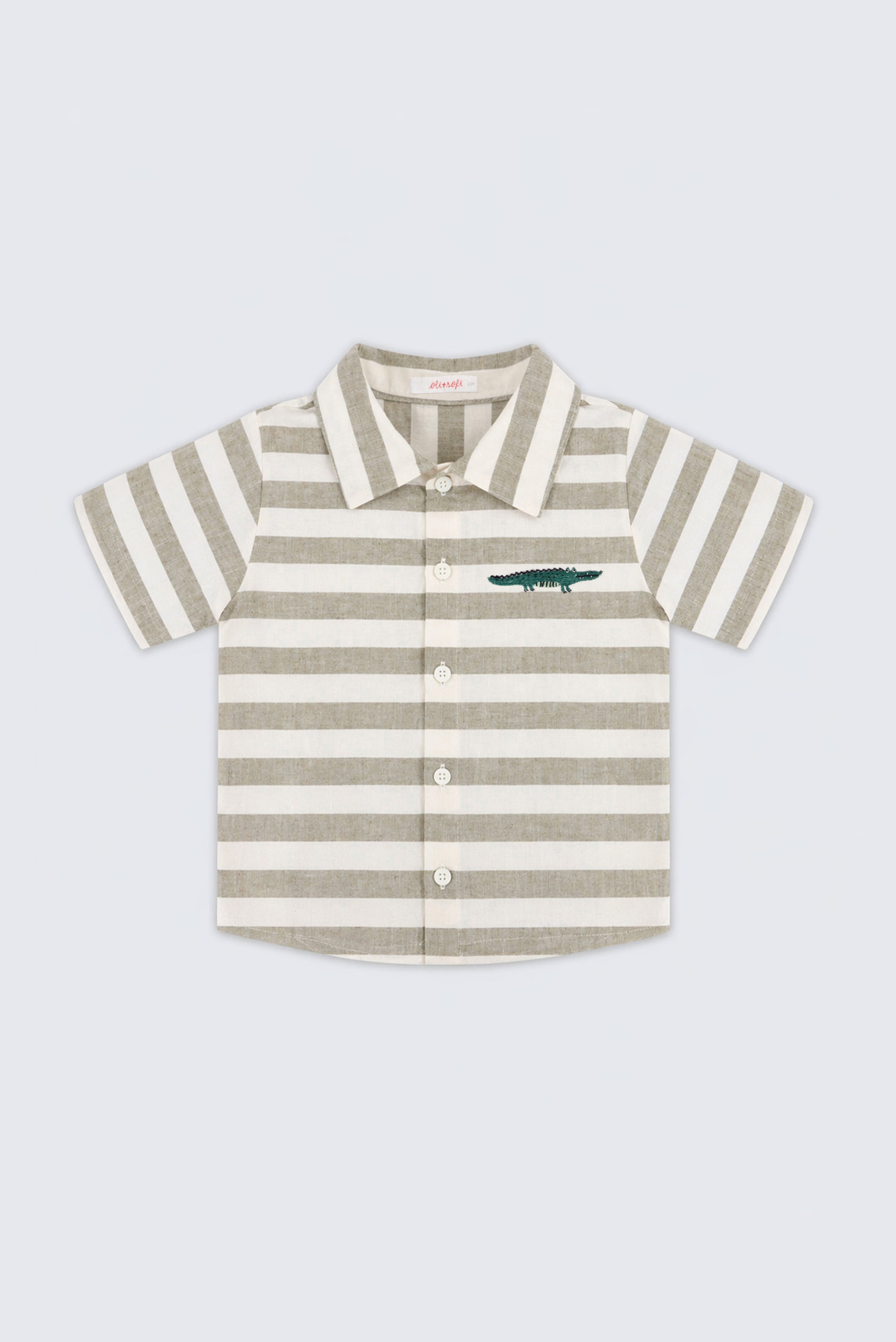Camisa infantil menino listrada verde oliva e off-white com manga curta e bordado de jacaré vista frontal