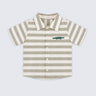 Camisa infantil menino listrada verde oliva e off-white com manga curta e bordado de jacaré vista frontal