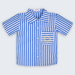 Camisa Gil infantil listrada azul e branca, vista frontal, com gola, mangas curtas, bolso e sol bordado à mão.