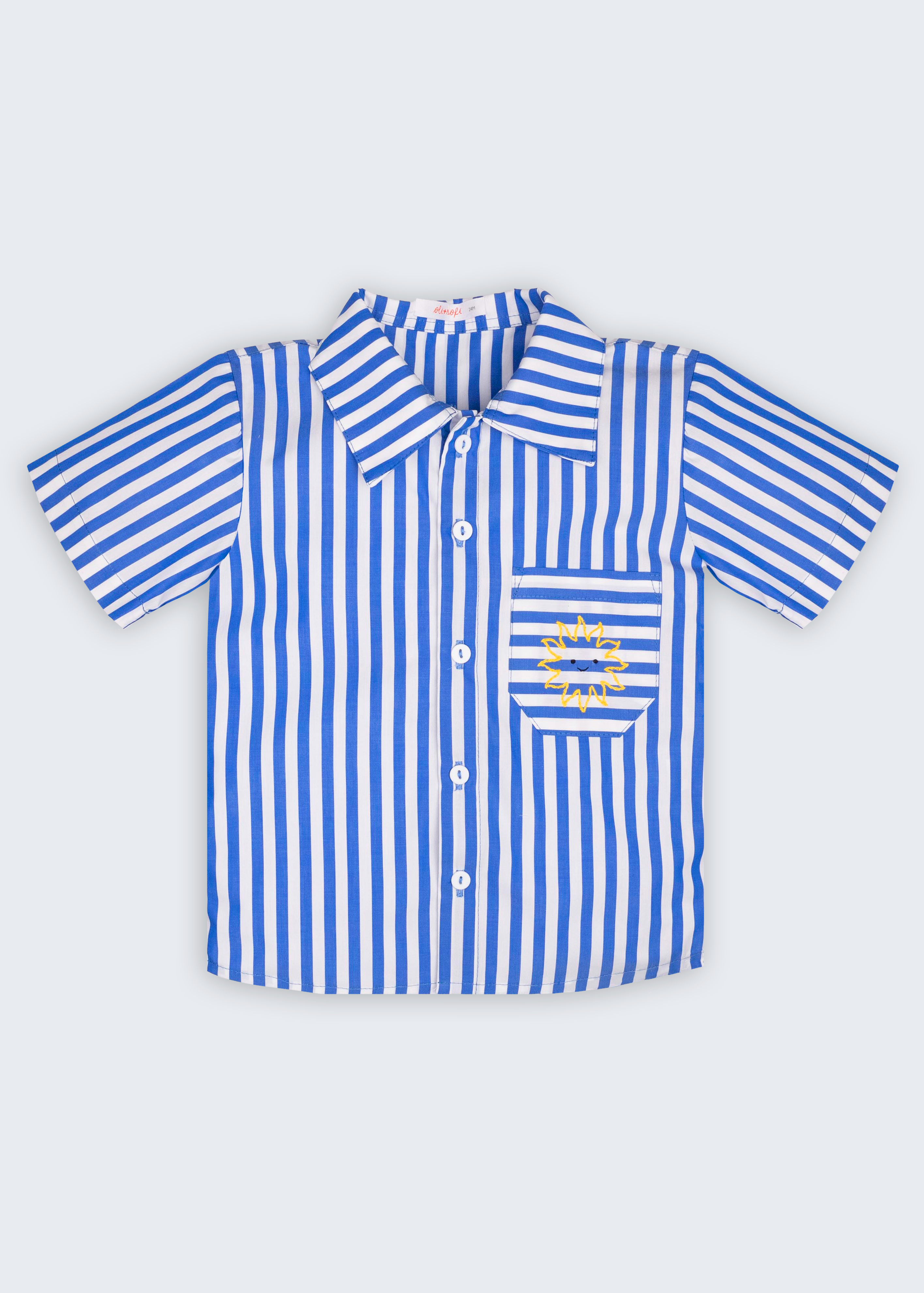 Camisa Gil infantil listrada azul e branca, vista frontal, com gola, mangas curtas, bolso e sol bordado à mão.