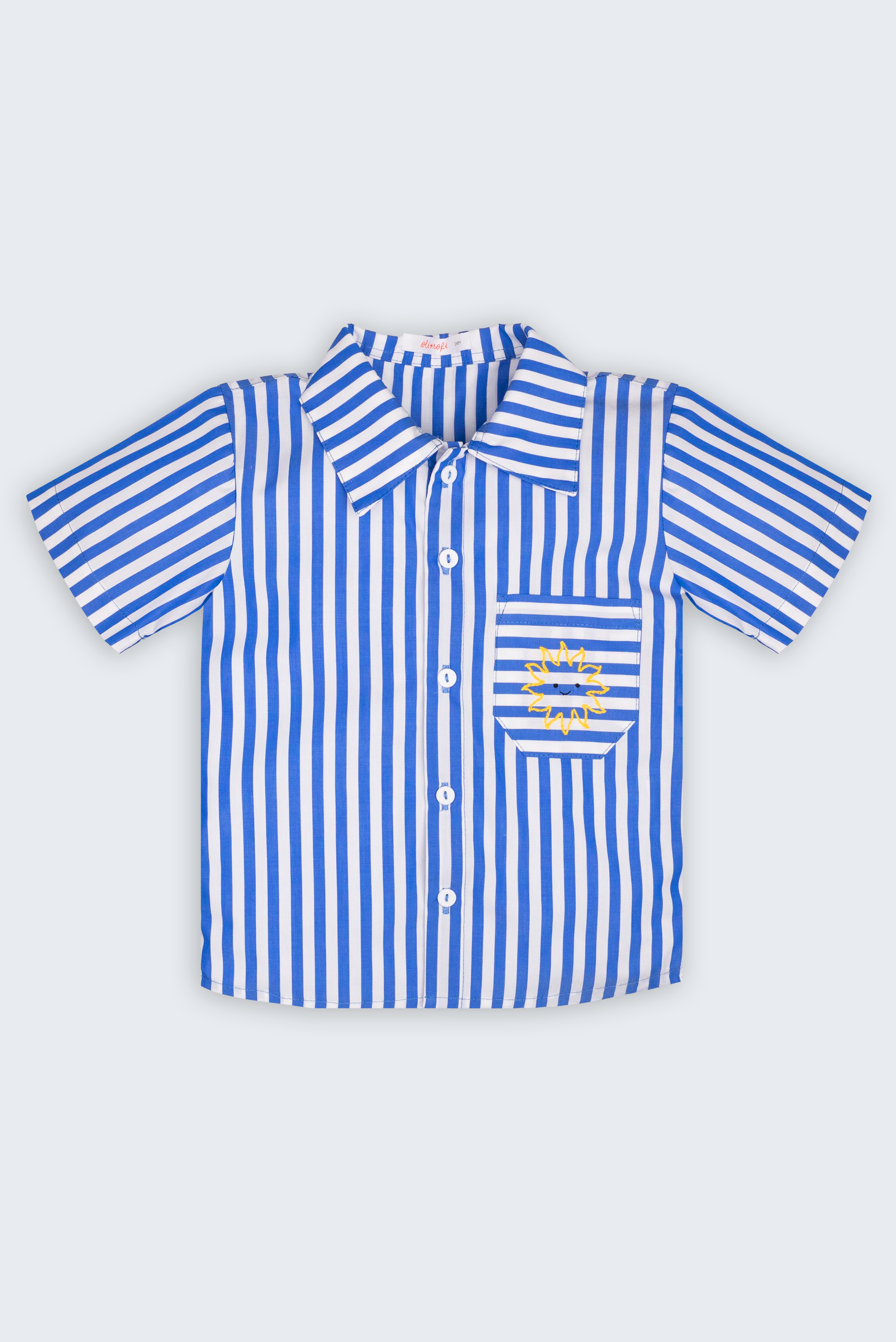 Camisa Gil infantil listrada azul e branca, vista frontal, com gola, mangas curtas, bolso e sol bordado à mão.