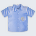 Camisa Gil infantil listrada azul e branca, vista frontal, com gola, mangas curtas, bolso e sol bordado à mão.