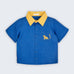 Camisa infantil Tom em linho puro azul com gola amarela e bordado à mão de onça no bolso frontal, vista de frente.
