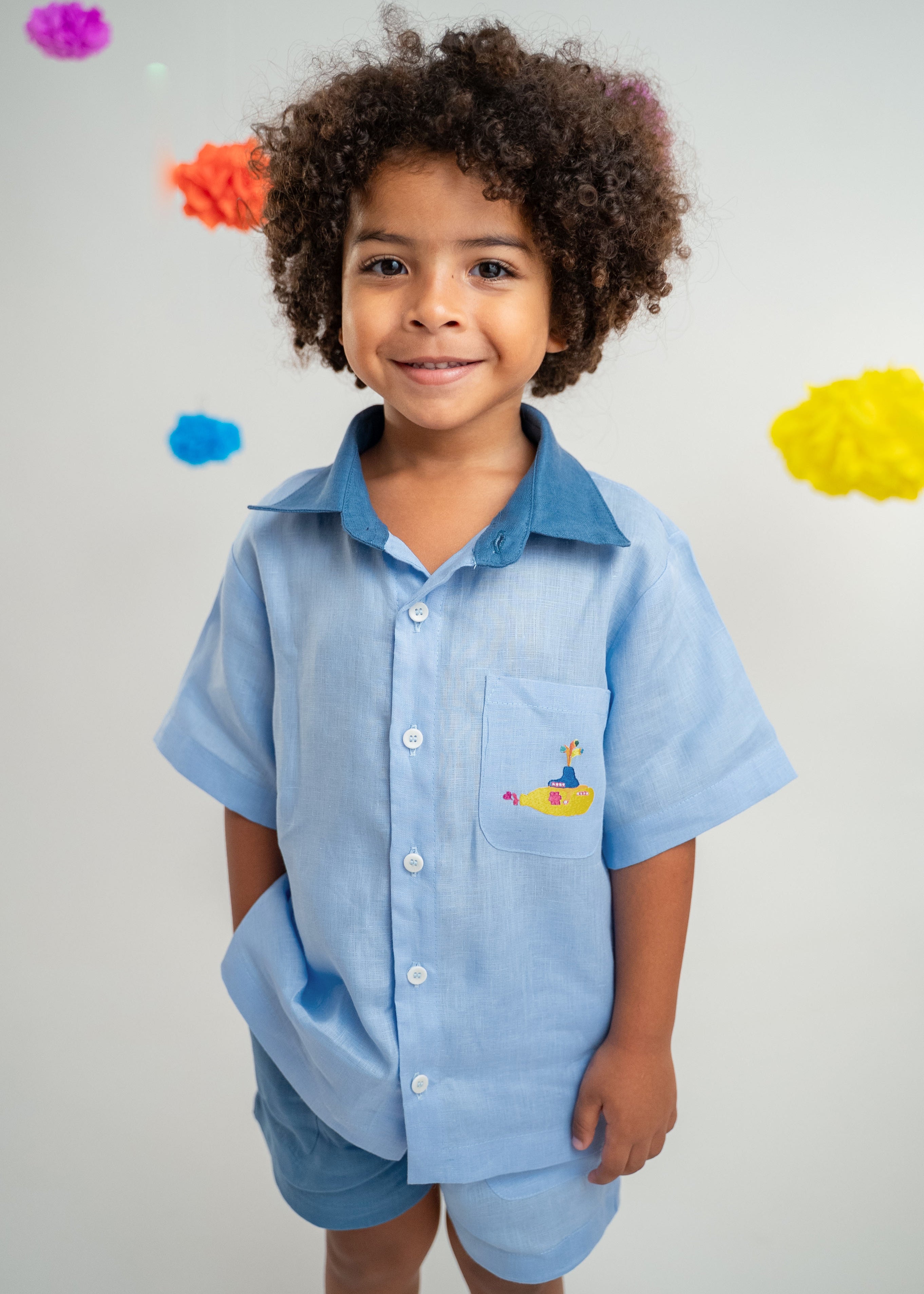 Menino usando camisa infantil em linho azul claro com bordado Yellow Submarine