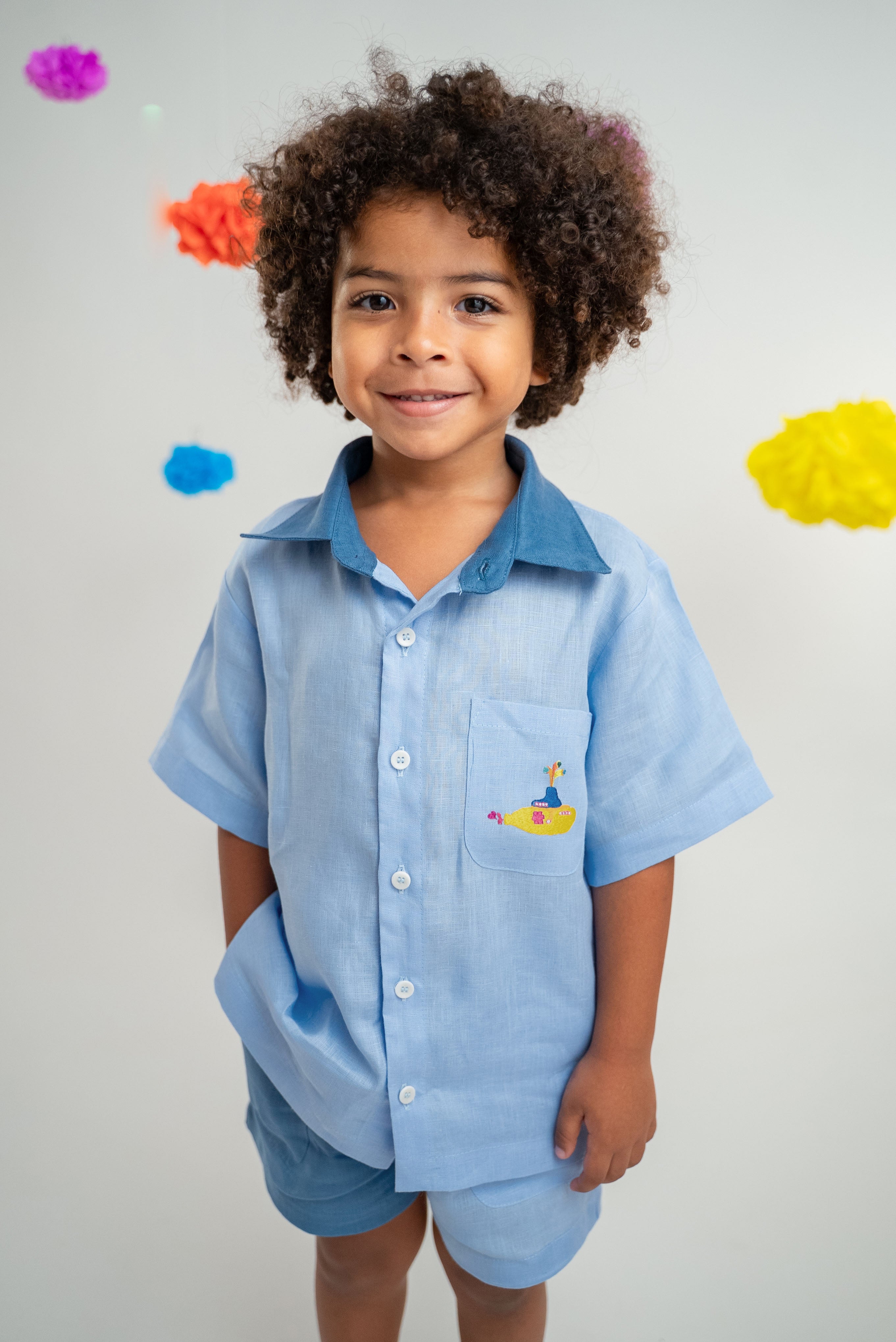Menino usando camisa infantil em linho azul claro com bordado Yellow Submarine