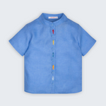 Camisa Bento infantil em 100% linho azul, vista frontal, com mangas curtas, gola padre e peixinhos bordados à mão.
