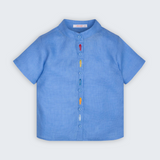 Camisa Bento infantil em 100% linho azul, vista frontal, com mangas curtas, gola padre e peixinhos bordados à mão.