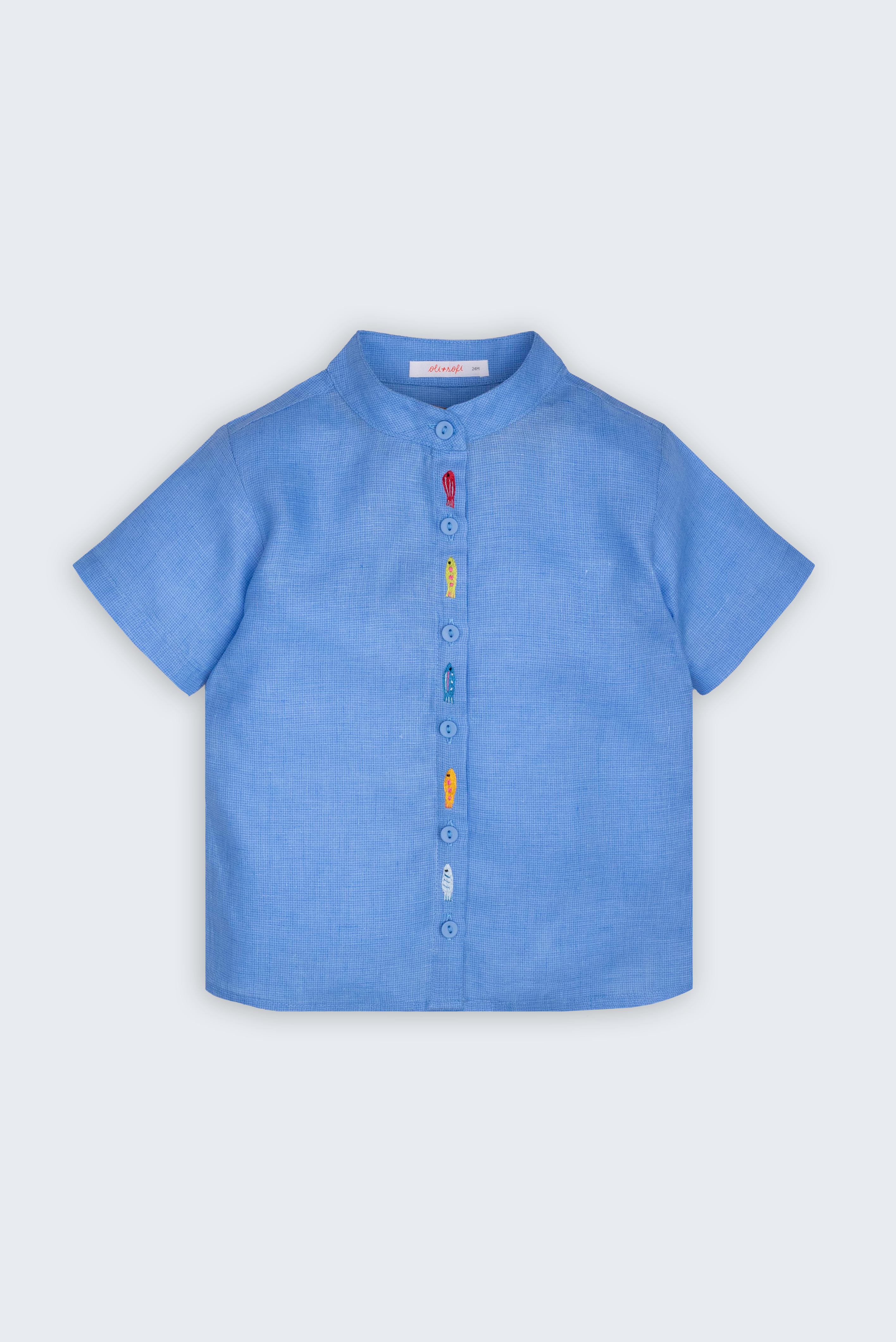 Camisa Bento infantil em 100% linho azul, vista frontal, com mangas curtas, gola padre e peixinhos bordados à mão.