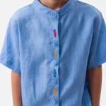 Detalhe da Camisa Bento vestida, com peixinhos coloridos bordados ao longo do fechamento frontal.