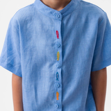 Detalhe da Camisa Bento vestida, com peixinhos coloridos bordados ao longo do fechamento frontal.