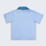 Camisa infantil em linho azul claro com bordado Yellow Submarine, vista de costas