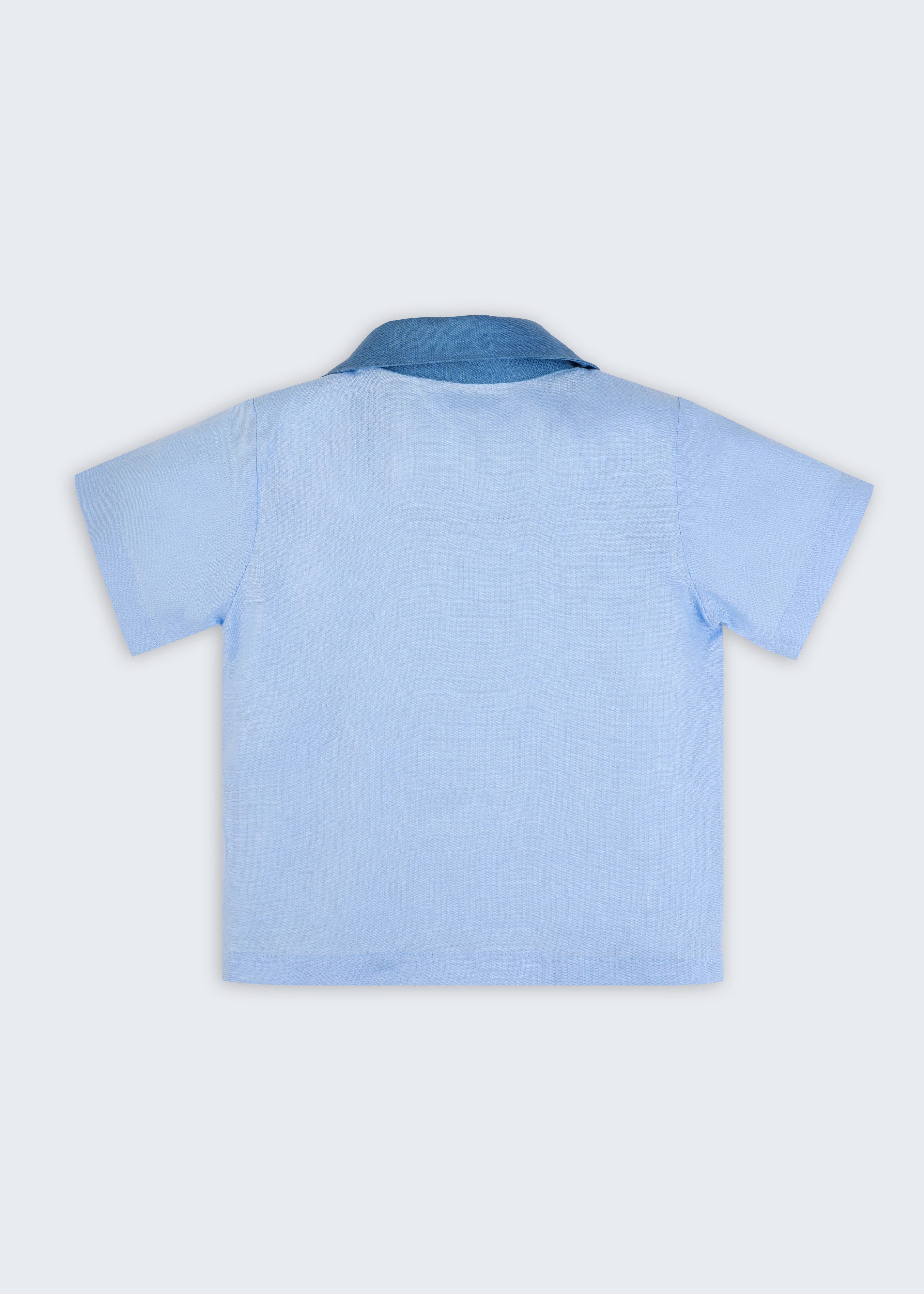 Camisa infantil em linho azul claro com bordado Yellow Submarine, vista de costas