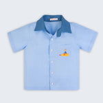 Camisa infantil em linho azul claro com bordado Yellow Submarine, vista de frente