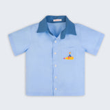 Camisa infantil em linho azul claro com bordado Yellow Submarine, vista de frente