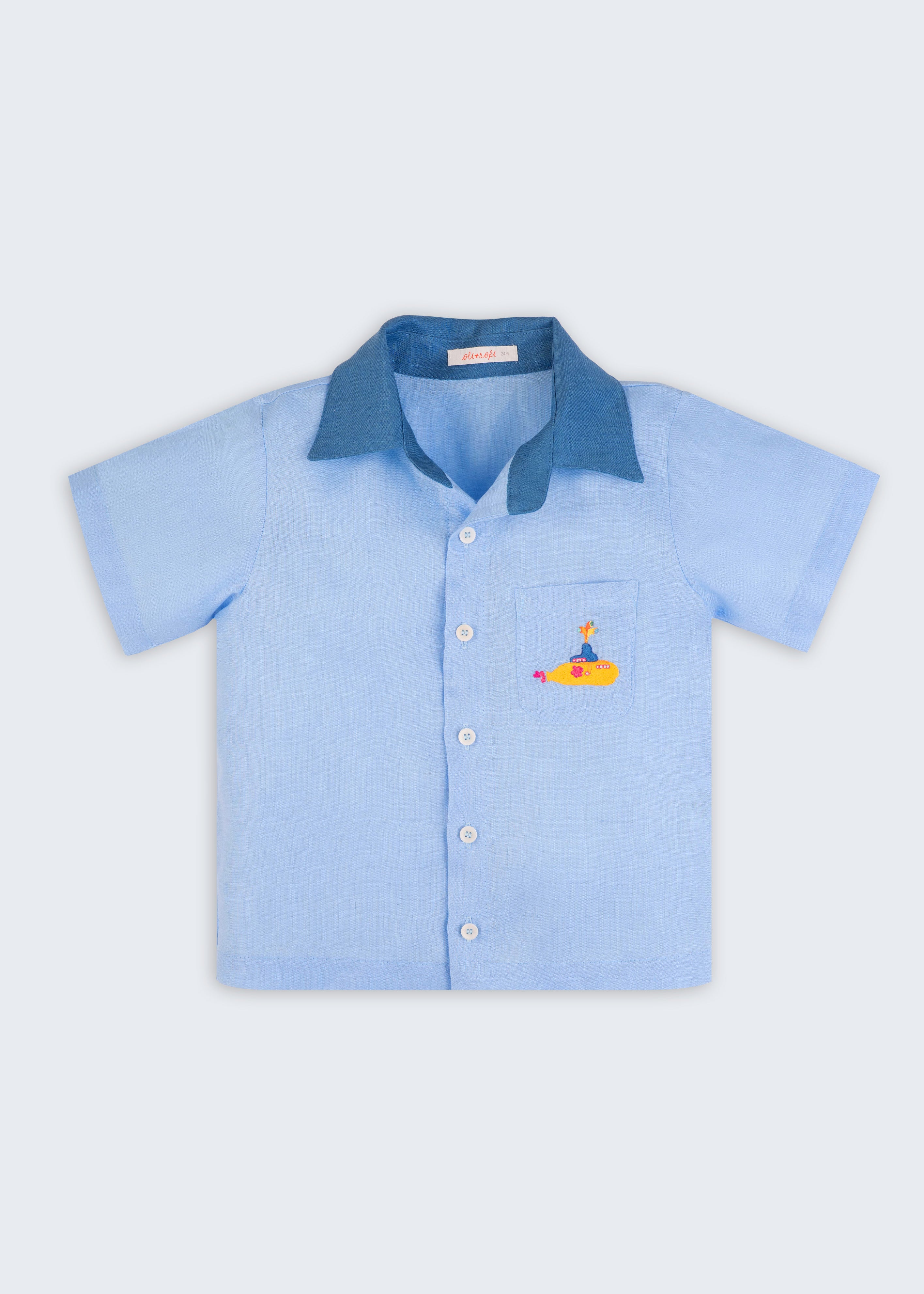 Camisa infantil em linho azul claro com bordado Yellow Submarine, vista de frente