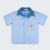 Camisa infantil em linho azul claro com bordado Yellow Submarine, vista de frente