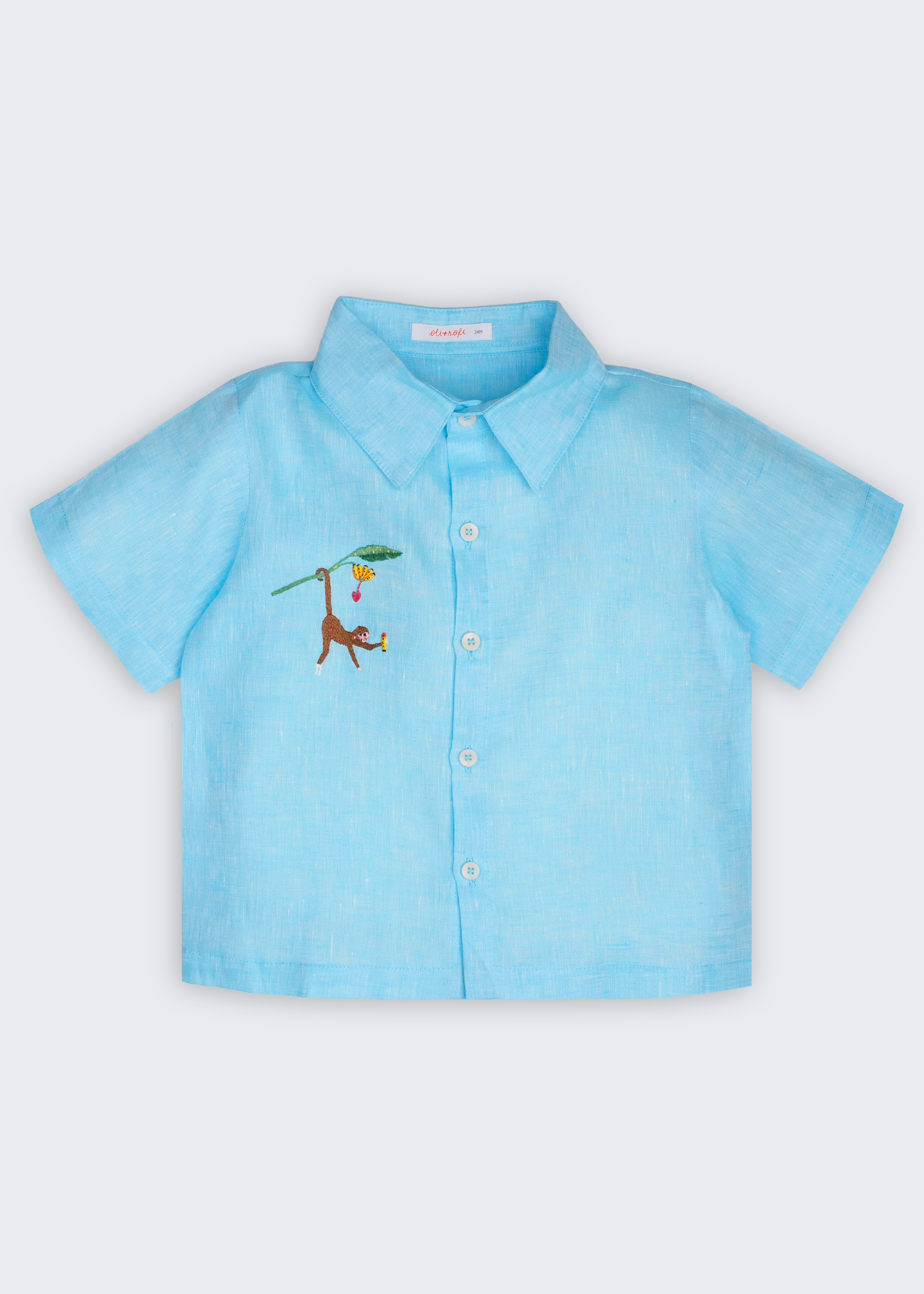 Camisa Tom infantil em 100% linho azul turquesa, vista frontal, com mangas curtas e macaco bordado à mão.