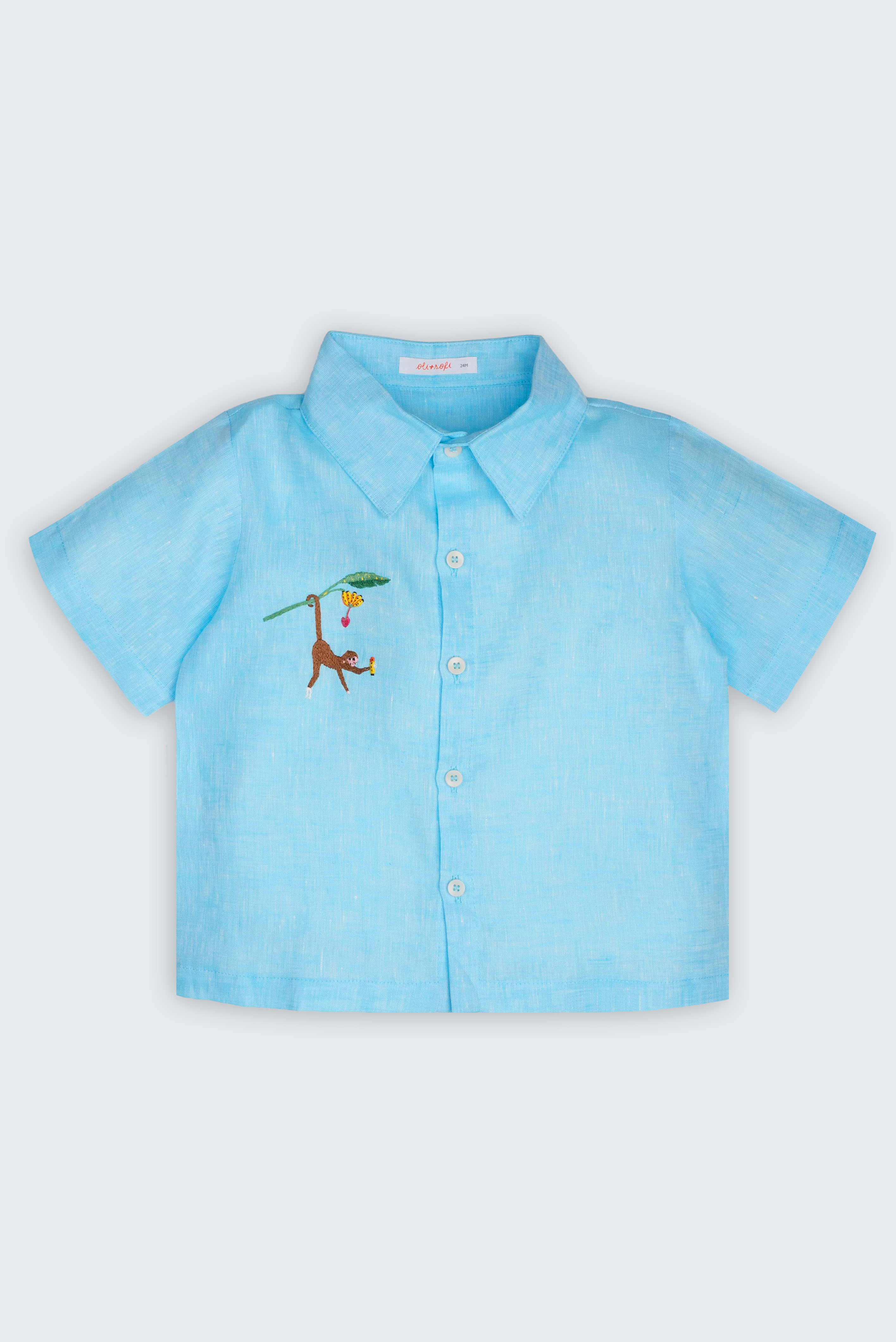 Camisa Tom infantil em 100% linho azul turquesa, vista frontal, com mangas curtas e macaco bordado à mão.