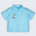 Camisa Tom infantil em 100% linho azul turquesa, vista frontal, com mangas curtas e macaco bordado à mão.