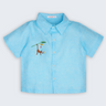 Camisa Tom infantil em 100% linho azul turquesa, vista frontal, com mangas curtas e macaco bordado à mão.