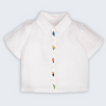 Camisa Tom infantil em 100% linho branco, vista frontal, com aves brasileiras bordadas à mão ao longo do fechamento.