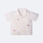 Camisa infantil em linho off white com listras azuis e patinhos bordados à mão, vista de frente