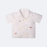 Camisa infantil em linho off white com listras azuis e patinhos bordados à mão, vista de frente