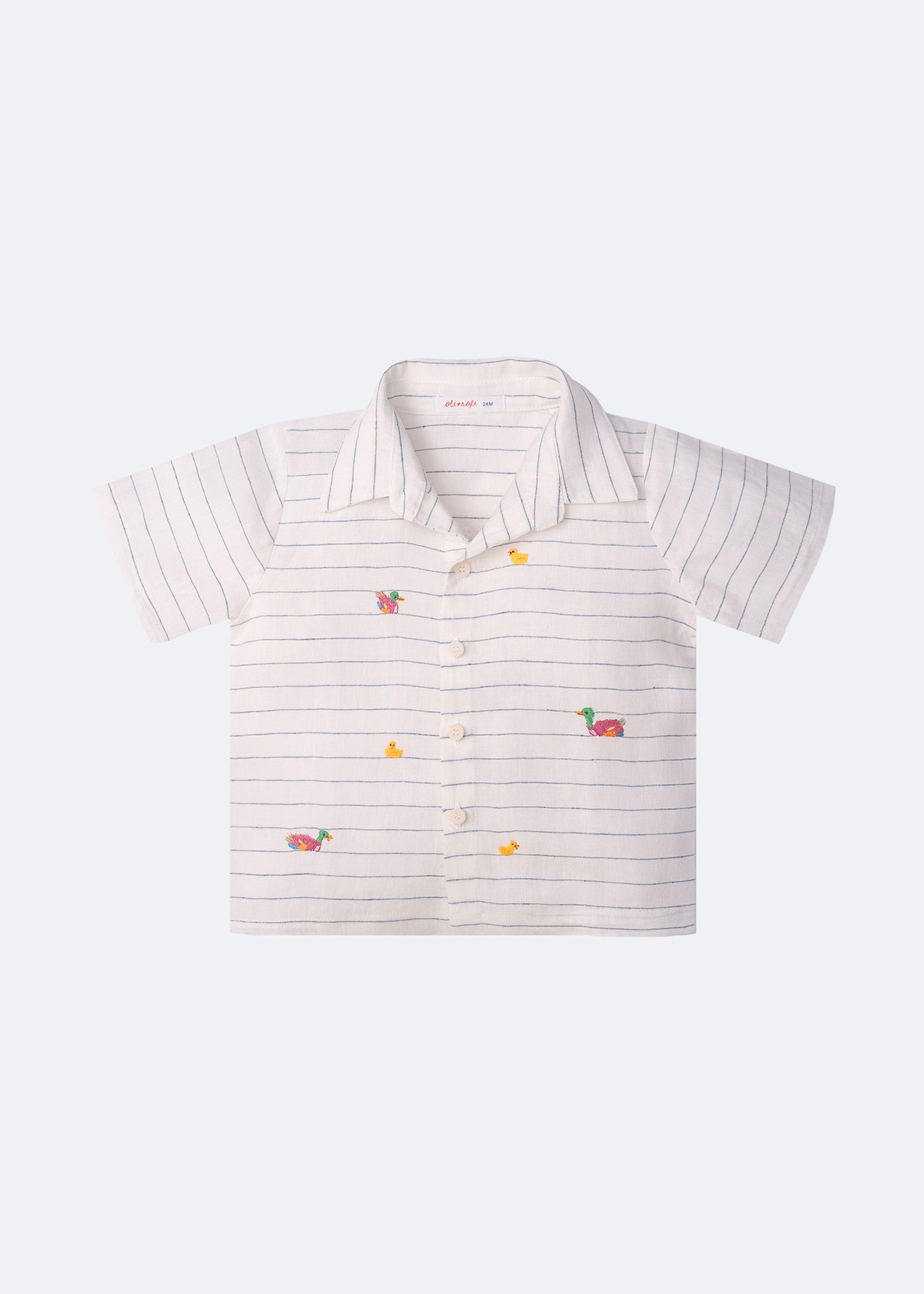 Camisa infantil em linho off white com listras azuis e patinhos bordados à mão, vista de frente
