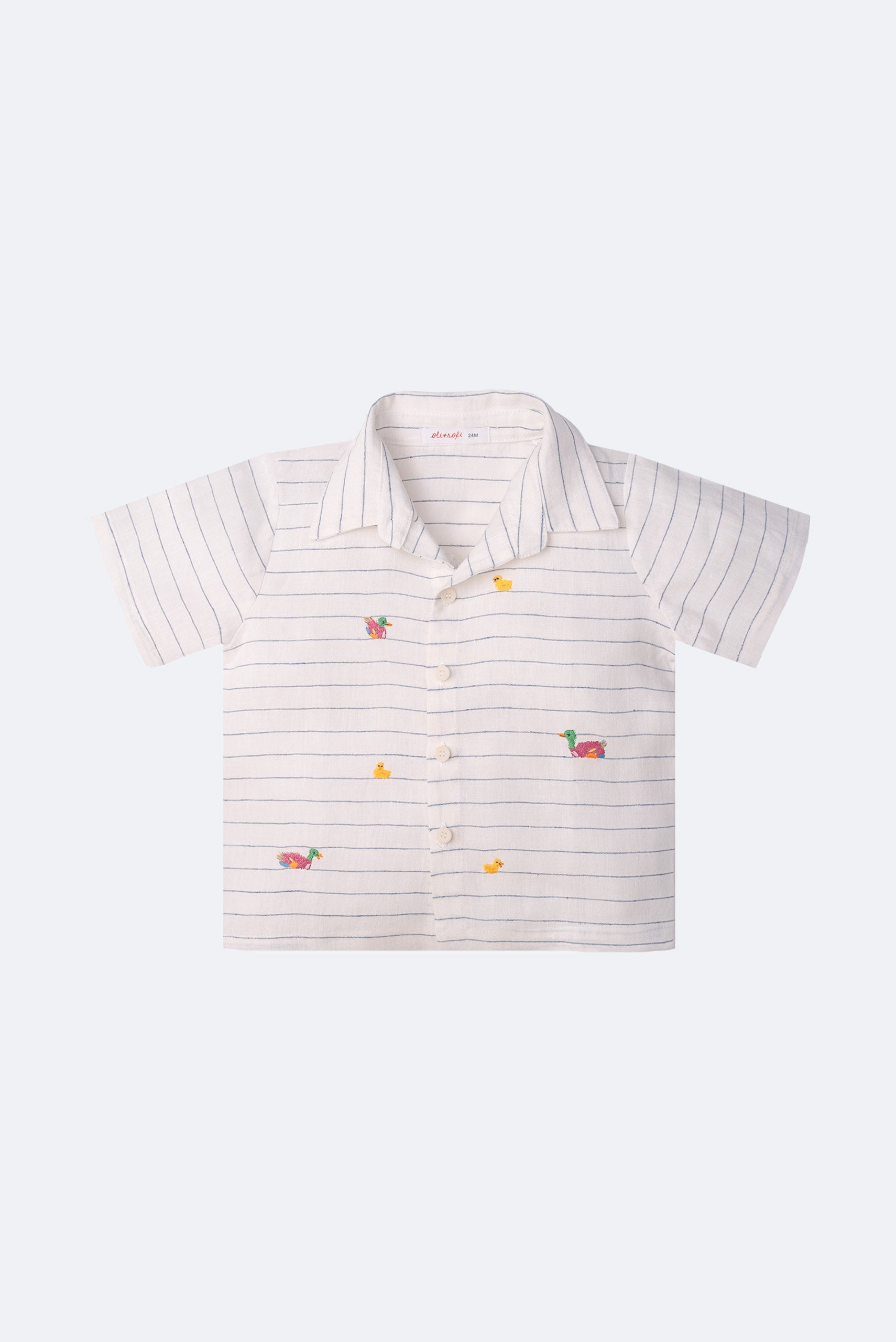 Camisa infantil em linho off white com listras azuis e patinhos bordados à mão, vista de frente