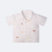 Camisa infantil em linho off white com listras azuis e patinhos bordados à mão, vista de frente