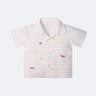 Camisa infantil em linho off white com listras azuis e patinhos bordados à mão, vista de frente