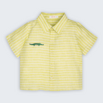 Camisa Tom infantil em 100% linho verde claro com listras brancas e jacaré bordado à mão, vista frontal.
