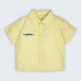 Camisa Tom infantil em 100% linho verde claro com listras brancas e jacaré bordado à mão, vista frontal.
